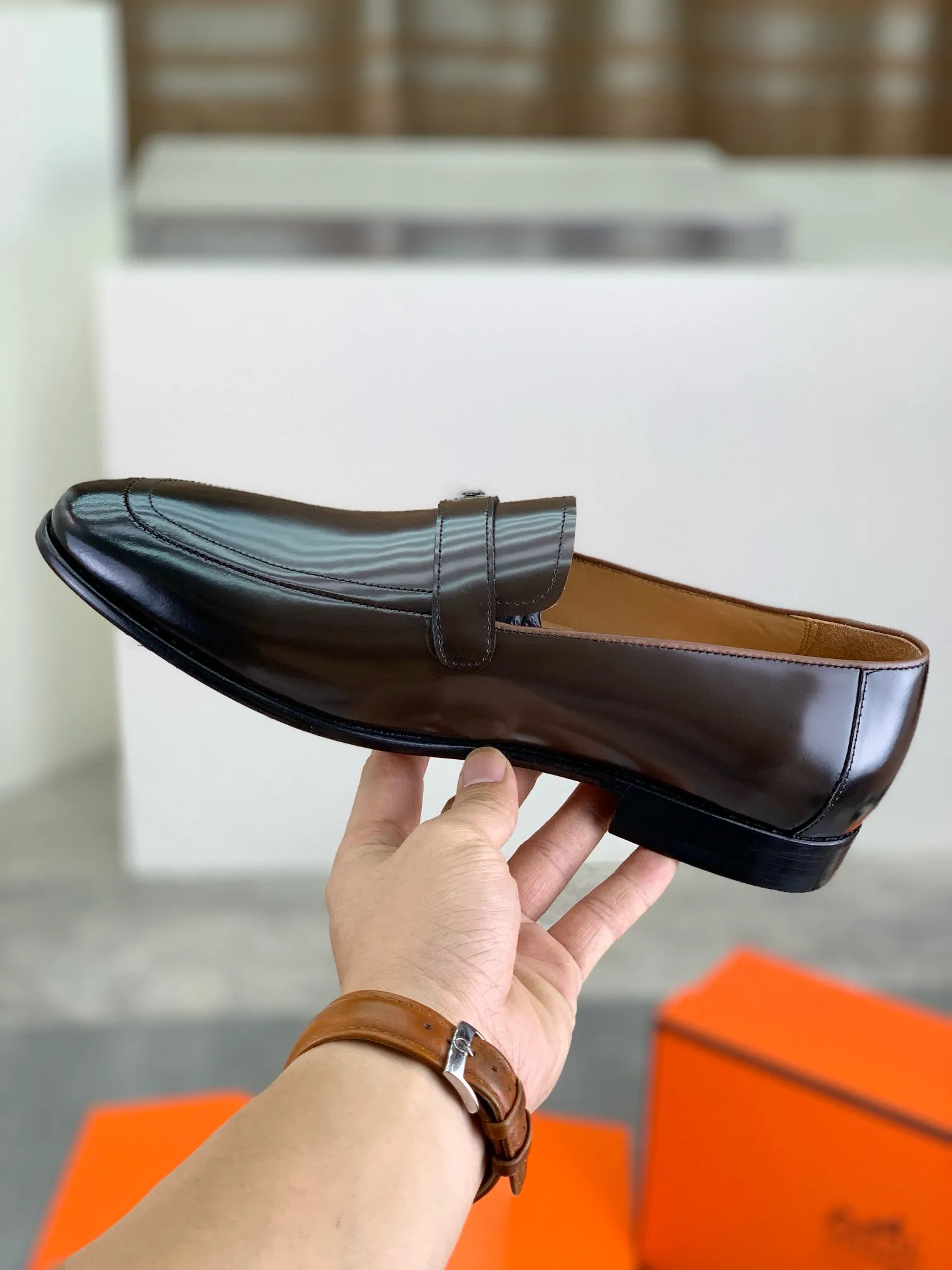 Factory price P960 💰Top version 💎💎💎 Original leather outsole Brand: Hermès (Hermès) Standard code: Men's size 39-44 (38, 45 can be customized) Grade: Same as the official website Original quality materials: Original soft calfskin Water-dyed cowhide lining Original Italian leather outsole Style categories: Men's fashion Formal casual leather shoes Slip-on men's shoes series Young fashion European and American trends, British style, colors: multiple options, counter packaging